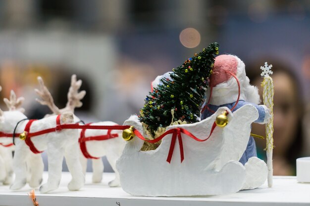 Père Noël en traîneau avec l'équipe de cerfs blancs