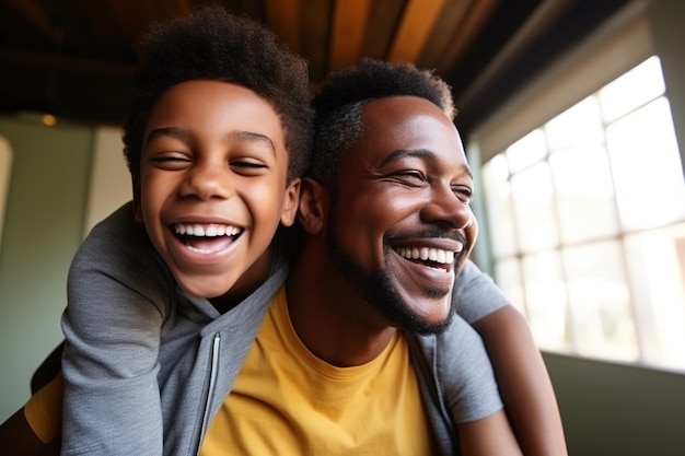 Un père noir africain heureux s'amusant avec un adolescent à la maison.