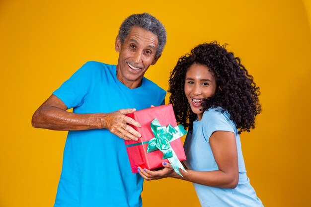 Père offrant un cadeau à sa fille pour la fête des enfants