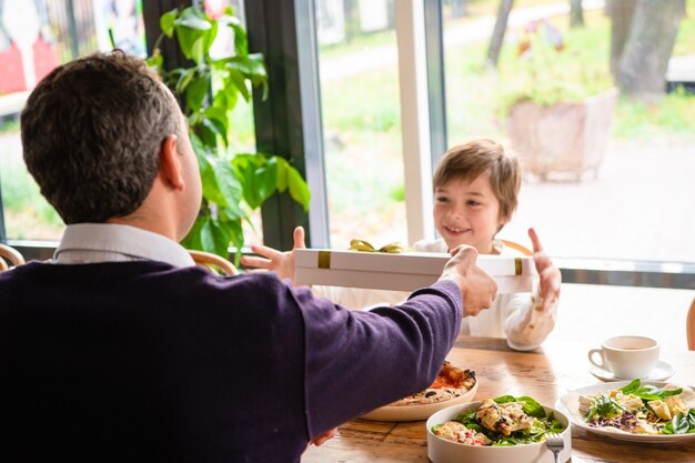 Un père offrant un cadeau à son fils