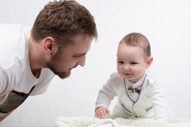 Père parle à un bébé mignon