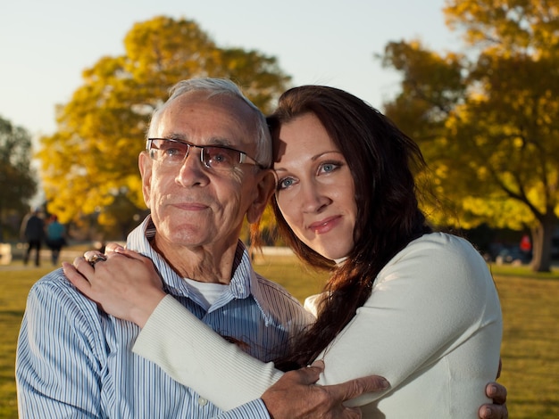 Père partageant un moment de bonheur avec sa fille.