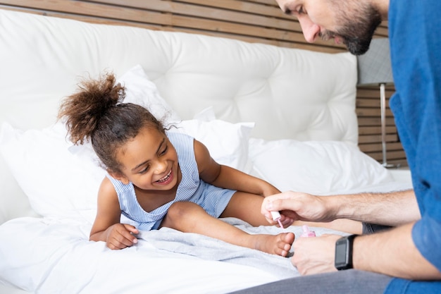 Photo père passe du temps avec sa fille