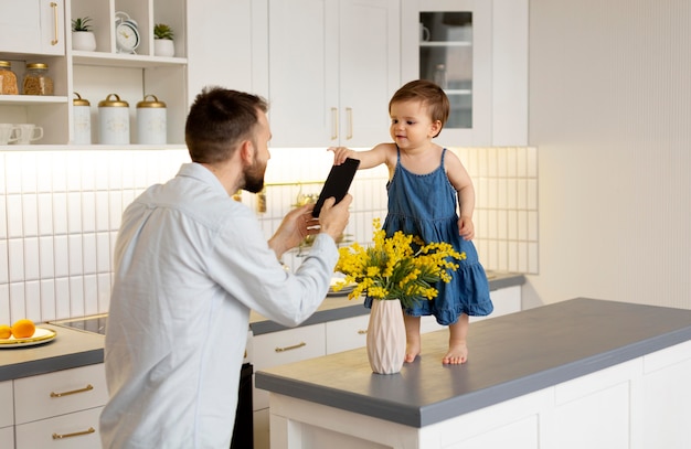 Père passe du temps avec son bébé