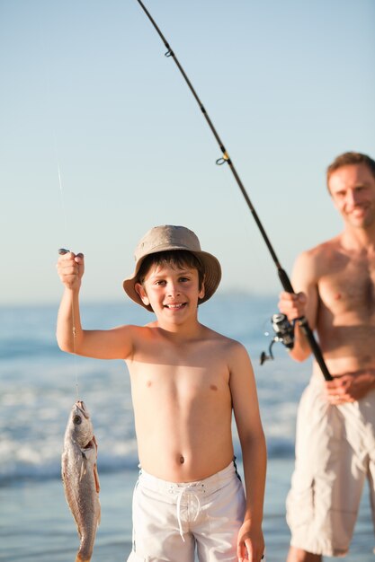 Père pêchant avec son fils