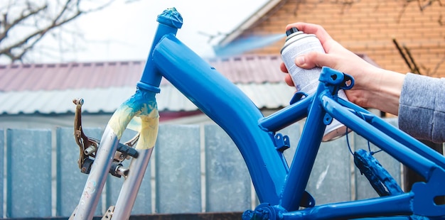 Père peint un vélo pour un enfant