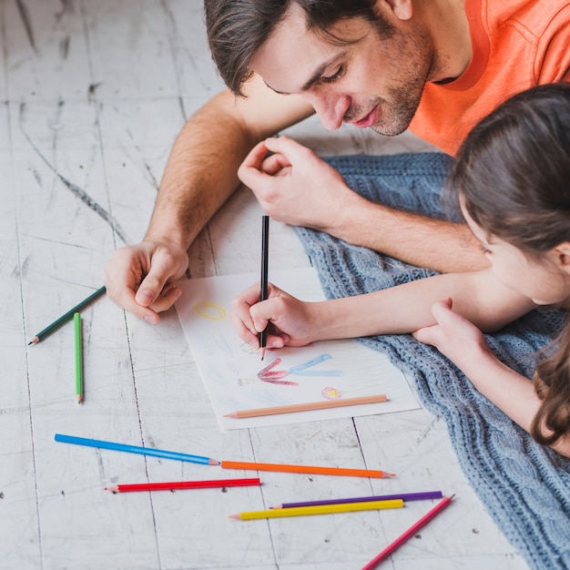 Père, peinture avec sa fille le jour des pères