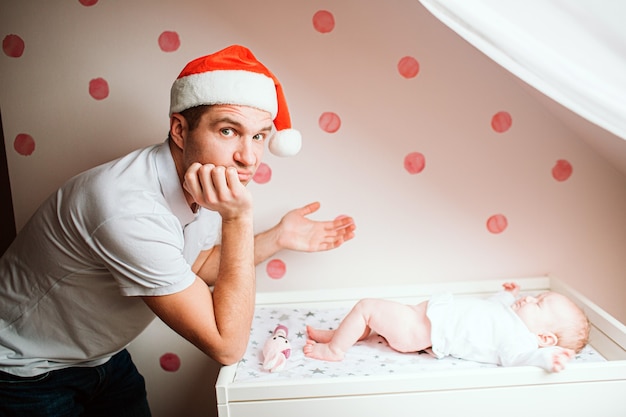 Père et petit enfant dans la crèche