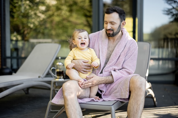 Père avec un petit garçon d'un an se reposant à Spa Resort