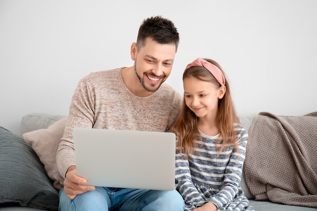 Père avec petite fille chat vidéo à la maison