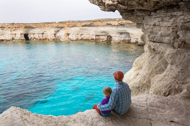 Père et petite fille sur la plage de la mer