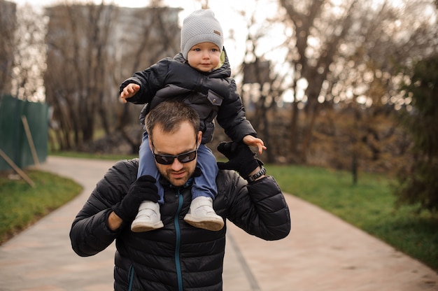 Père portant un petit fils sur ses épaules