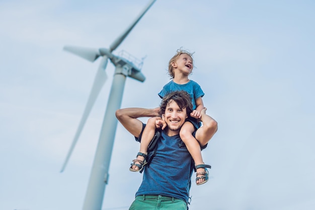 Père portant son fils sur les épaules et agitant les bras comme un moulin à vent