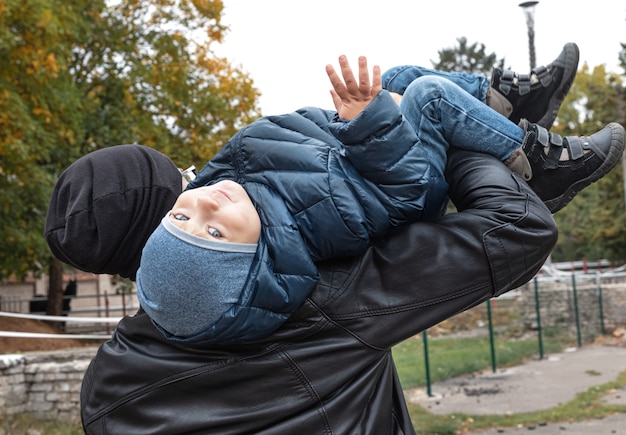 Père porte son fils