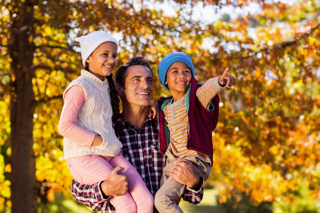 Père, porter, enfants, contre, arbre