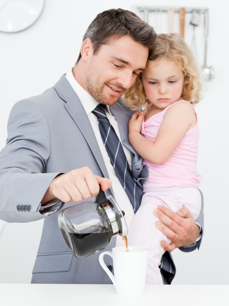 Père prenant son petit déjeuner avec sa fille