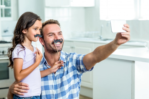 Père, prendre, selfie, fille, tenue, artificiel, moustache