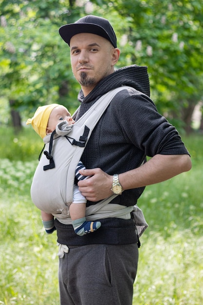 Photo un père qui porte son enfant dans une poignée