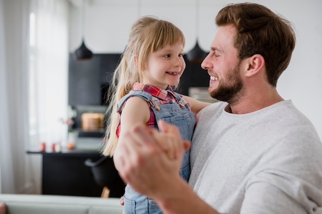 Père regardant sa fille