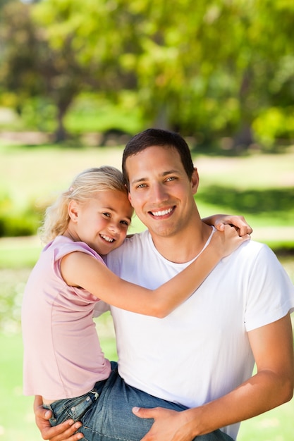 Père avec sa fille dans le parc