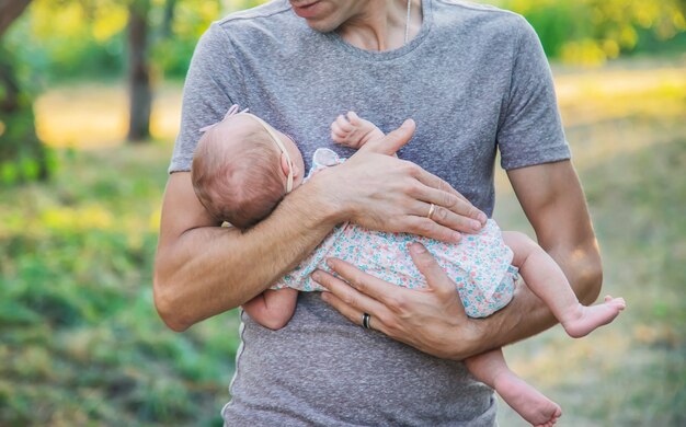 Père avec sa fille nouveau-née dans ses bras. Mise au point sélective. fille