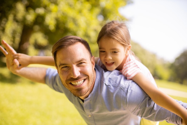 Photo père avec sa fille s'amusant au parc