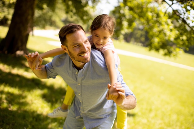 Père avec sa fille s'amusant au parc