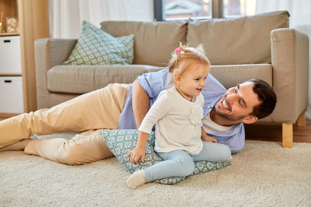 un père avec sa petite fille à la maison