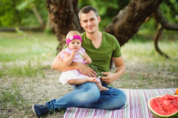 Père et sa petite fille en pique-nique dans le parc