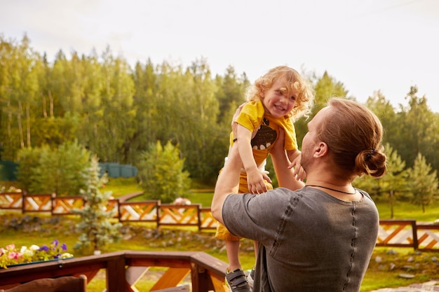 Père Sans Visage Jouant Avec Son Fils à La Campagne