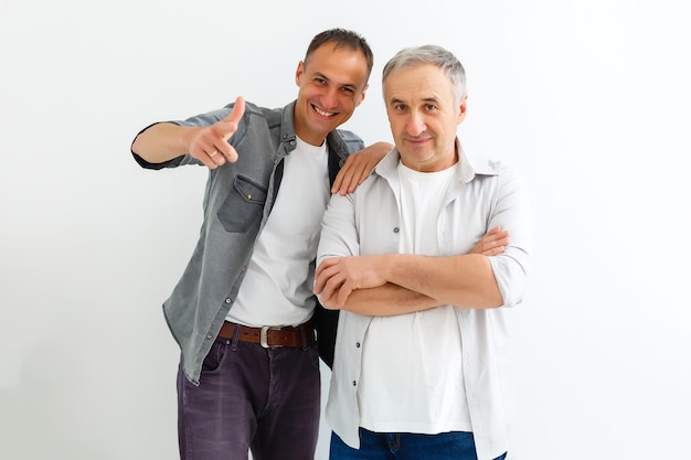 Photo père senior avec fils adulte isolé sur mur blanc