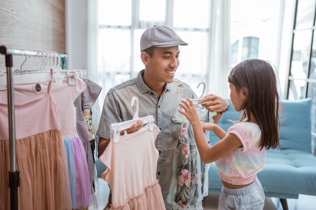 Père shopping avec sa petite fille dans une petite boutique