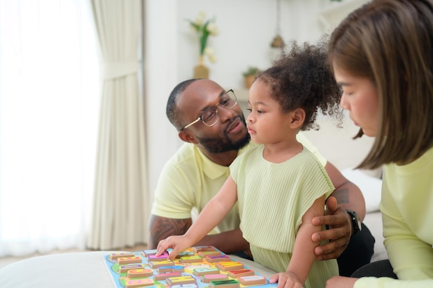 Un père et son enfant se reposent et s'amusent ensemble pendant les vacances à la maison.