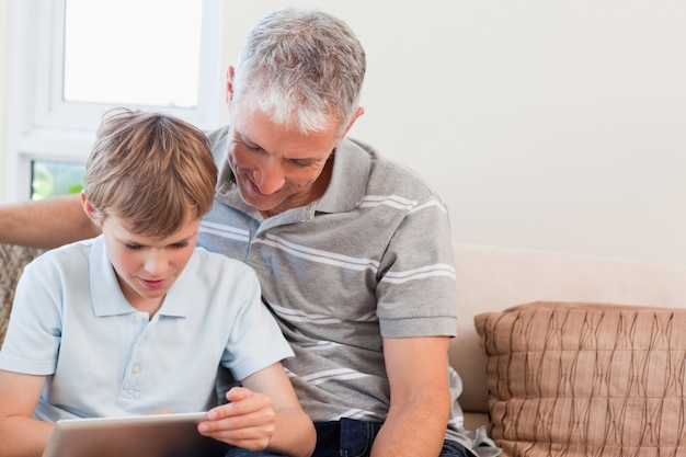 Père et son fils à l&#39;aide d&#39;une tablette