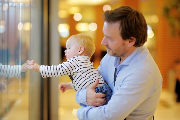 Père et son fils au centre commercial