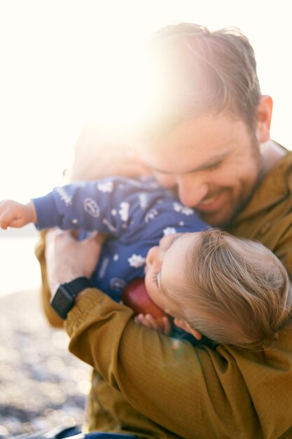 Photo un père et son fils avec un bébé.