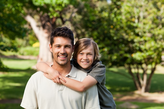 Père et son fils dans le parc