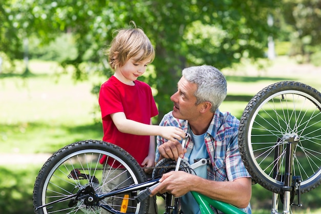 Père et son fils fixant un vélo