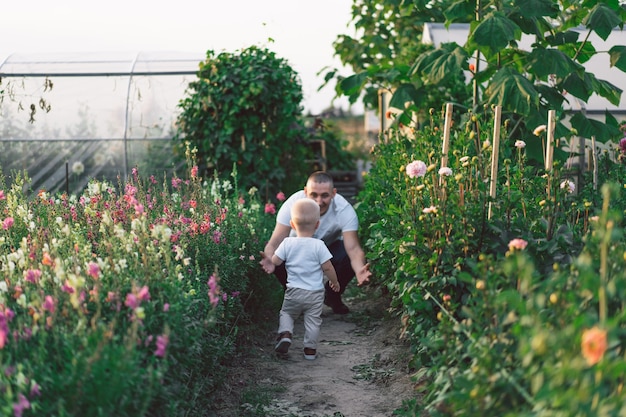 Père et son fils jouent et s'embrassent à l'extérieur.