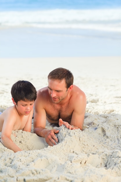 Père avec son fils sur la plage