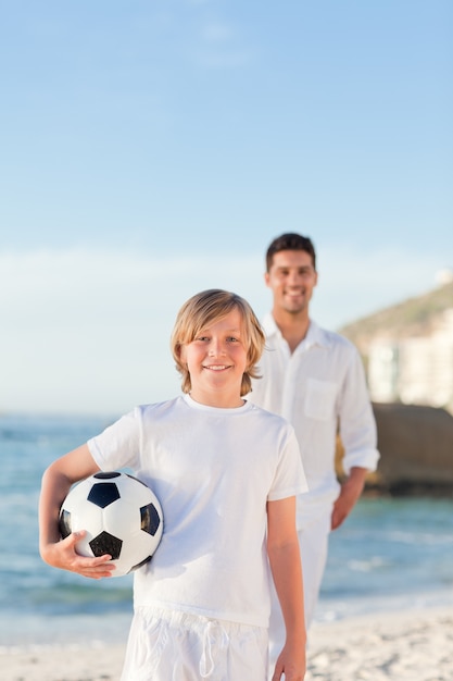 Père et son fils sur la plage