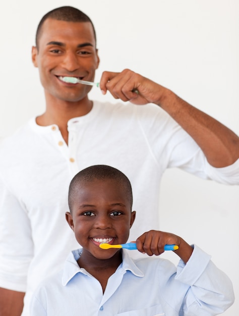 Photo père et son fils se brossent les dents