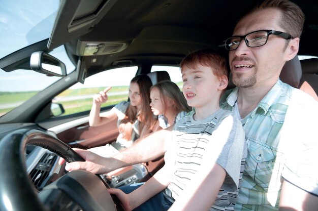 Père et son petit fils conduisant une voiture