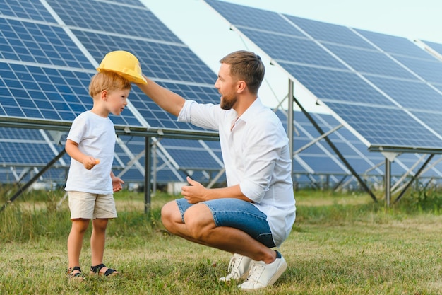 Un père et son petit fils près des panneaux solaires