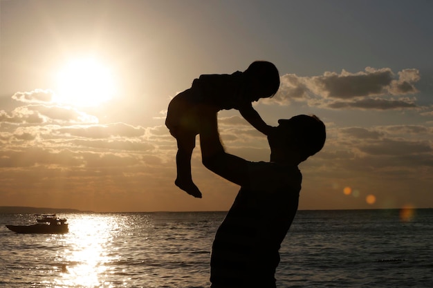 Père soulevant son fils