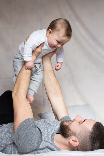 Un Père Tenant Son Fils