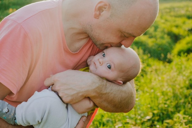 Père tient un bébé dans ses bras