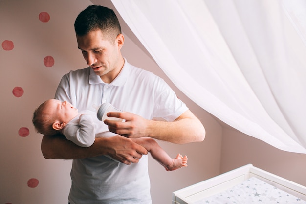 Père tient un enfant dans ses bras