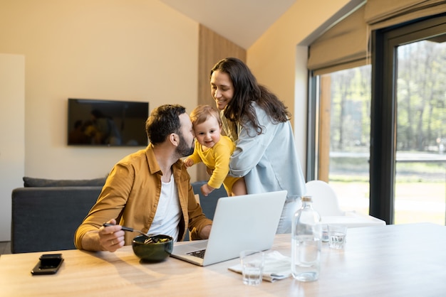 Père travaille à domicile avec sa famille