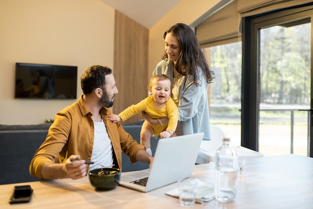 Père travaille à domicile avec sa famille